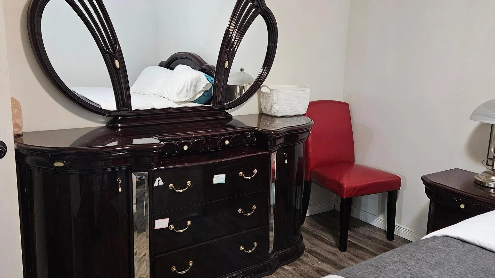 Bed & Breakfast Queen Bedroom Toronto